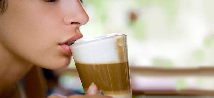 Unser Modell Matine hat alles, was Sie von einer echten italienischen Espresso-Maschine erwarten: klassisches Design, bedienerfreundliche und robuste Technik. Espresso und Kaffee lassen sich ber automatische Dosierungstasten schnell und in hervorragender Qualitt zubereiten. Echte Cappuccino-Liebhaber werden die Dampfdse zu schtzen wissen: Sie schumt Milch wunderbar cremig auf und garantiert vollendeten Geschmack. Auf Knopfdruck lassen sich auerdem erfrischender Tee oder schmackhaft-leichte Bouillon zubereiten.